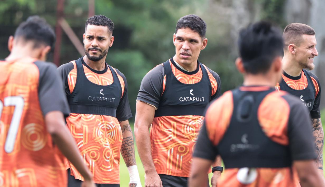 Para pemain asing Persija Jakarta tampak serius mendengarkan instruksi dari pelatih pada sesi latihan di Persija Training Ground, Depok, pada Senin (2/2/2026) sore WIB sebagai persiapan untuk melawan Arema FC. (Bola.com/Nur Iman Ali)