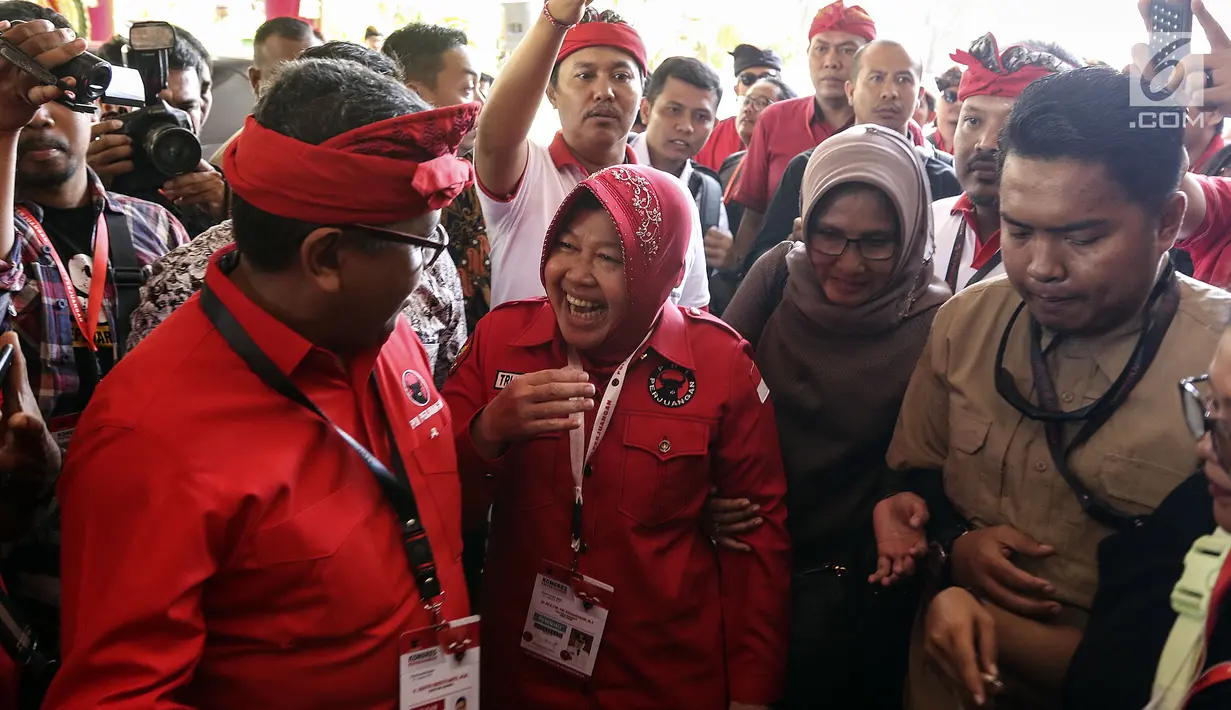 Wali Kota Surabaya, Tri Rismaharini (Risma) berbincang dengan Sekjen PDIP Hasto Kristiyanto saat tiba menghadiri Kongres V PDIP di  Grand Inna Beach, Sanur, Bali, Kamis (8/8/2019). Kongres V PDIP berlangsung selama tiga hari sejak tanggal 8 - 10 Agustus mendatang. (Liputan6.com/Johan Tallo)
