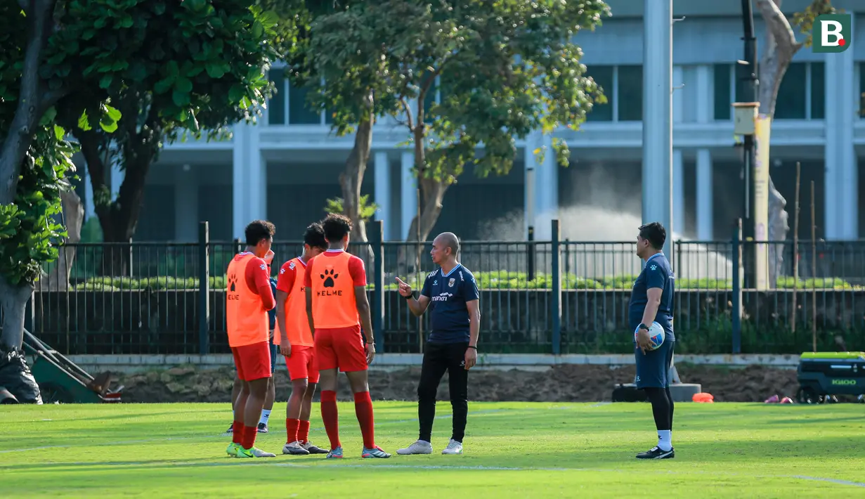 Pelatih Kurniawan juga menambahkan bahwa meski satu grup yang dihuni lawan-lawan berat, Garuda Muda memiliki peluang yang sama. Ia turut berharap para pemain memiliki mentalitas untuk menang. (Bola.com/Bagaskara Lazuardi)