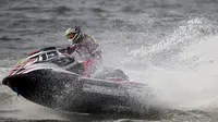 Atlet jetski Indonesia, Aero Sutan Aswar, saat beraksi pada Asian Games di Ancol, Jakarta, Kamis (23/8/2018). Aero Aswar finish kedua dengan jumlah poin 53. (Bola.com/Vitalis Yogi Trisna)