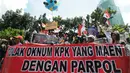 Massa dari Aliansi Pemudan Mahasiswa Pengawas KPK melakukan unjuk rasa didepan Gedung KPK, Jakarta, Kamis (11/4). Massa membawa spanduk bertuliskan 'KPK Jangan Berpolitik, stop ambisi kekuasaan Novel Baswedan' dan 'Tolak politisasi KPK. (merdeka.com/Dwi Narwoko)