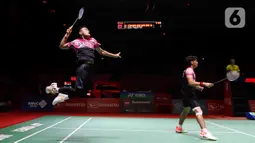 Pebulu tangkis ganda putra Indonesia Leo Rolly Carnando/Daniel Marthin saat bertanding melawan He Ji Ting/Zhou Hao Dong dari China dalam pertandingan babak final Indonesia Masters 2023 di Istora Senayan, Jakarta Pusat, Minggu (29/1/2023). Leo Rolly Carnando/Daniel Martin keluar sebagai juara Indonesia Masters 2023 seusai mengandaskan pasangan China, He Ji Ting/Zhou Hao Dong dua game langsung dengan skor 21-17, 21-16.  (Liputan6.com/Herman Zakharia)