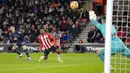 Penjaga gawang Southampton Fraser Forster menghentikan tendangan dari pemain Manchester City Phil Foden (kiri) pada pertandingan sepak bola Liga Inggris di Stadion St Mary, Southampton, Inggris, 22 Januari 2022. Manchester City bermain imbang 1-1. (AP Photo/Kirsty Wigglesworth)