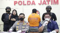 Polda Jatim menangkap penipu seleksi Taruna Akpol 2021. (Dian Kurniawan/Liputan6.com)