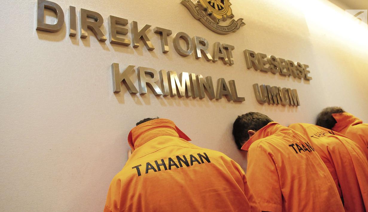 Empat orang tersangka dihadirkan saat rilis terkait kasus persekusi maut terhadap Abi Qowi Suparto di Polda Metro Jaya, Jakarta (10/9). Abi dipersekusi, dihakimi dan dianiaya, di sebuah outlet vape di kawasan Pejompongan. (Liputan6.com/Helmi Afandi)