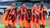 Para pemain Borneo FC merayakan gol yang dicetak oleh Mariano Peralta ke gawang Persita Tangerang pada laga pekan ke-24 BRI Liga 1 2024-2025 di Stadion Indomilk Arena, Tangerang, Sabtu (22/2/2025). (Bola.com/M Iqbal Ichsan)