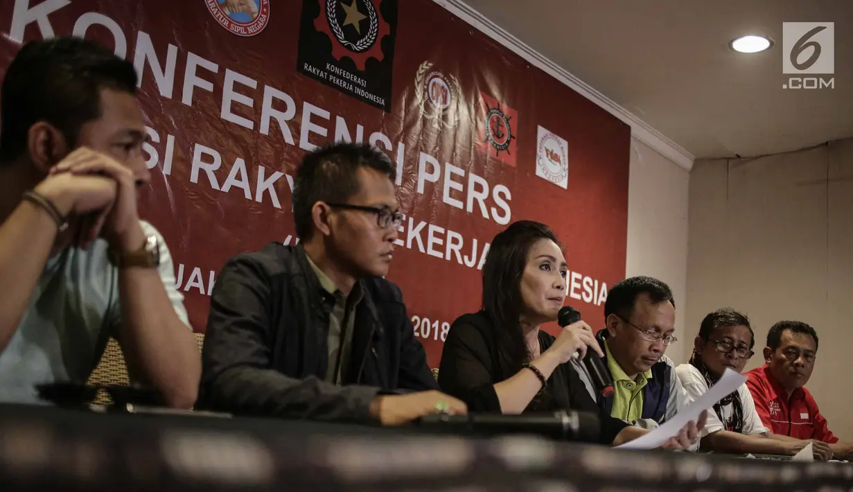 Ketum Konfederasi Rakyat Pekerja Indonesia (KRPI), Rieke Diah Pitaloka menyampaikan maklumat untuk Presiden Jokowi dalam konferensi pers di Jakarta, Minggu (29/4). Maklumat itu dinamakan 'Panca Maklumat Rakyat Pekerja'. (Liputan6.com/Faizal Fanani)