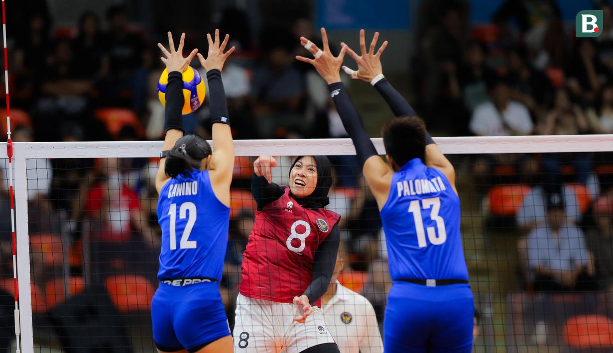 Megawati Hangestri Pertiwi dkk harus bersusah payah menaklukkan Filipina dengan skor 3-1 (28-26, 13-25, 30-28, 26-24). (Bola.com/Bagaskara Lazuardi)