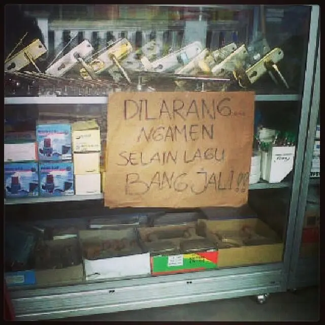6 Peringatan Dilarang Ngamen Ini Nyeleneh, Pengamen Merasa Terancam