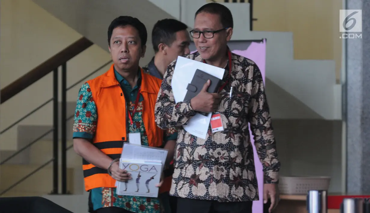 Mantan Ketua Umum PPP Romahurmuziy, Romahurmuziy (rompi oranye) berjalan keluar usai menjalani pemeriksaan di Gedung KPK, Jakarta, Jumat (24/5/2019). KPK memeriksa Romahurmuziy sebagai tersangka terkait kasus dugaan jual beli jabatan di Kementerian Agama tahun 2018-2019. (merdeka.com/Dwi Narwoko)