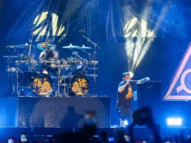 Penampilan grup band asal  Amerika Lamb of God saat tampil pada Festival musik hammersonic 2024 di Pantai Carnaval Ancol, Jakarta, Minggu (5/5/2024). (Liputan6.com/Herman Zakharia)