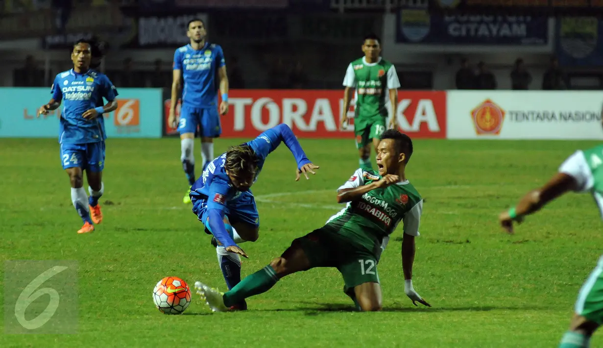 Penyerang Persib, Zulham Zamrun terjatuh dijegal pemain PS TNI, Erwin Randani saat laga Torabika Soccer Championship presented by IM3 Ooredoo di Stadion Pakansari, Kab Bogor, Minggu (21/8). Persib menang 3-0. (Liputan6.com/Helmi Fithriansyah)