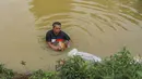 Salah satu peternakan arwana adalah Royal Red Arowana Farm di Jasinga, Bogor, Jawa Barat. Berawal dari hobi memelihara satu hingga dua ekor arwana, sang pemilik, Jhon Hendri, kemudian mengembangkan usaha ini di lahan seluas satu hektare. Kawasan Jasinga dipilih karena kondisi air dan udaranya mendekati habitat asli arwana di Kalimantan, sehingga ideal untuk proses pembesaran dan pembiakan. Tampak dalam foto, peternak menangkap ikan pada kolam besar di Farm Royal Red Arowana yang terletak di kawasan Jasinga, Bogor, Jawa Barat, Sabtu (15/11/2025). (merdeka.com/Arie Basuki)