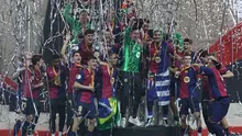 Pemain Barcelona merayakan keberhasilan menjadi juara Supercopa de Espana setelah menang 5-2 atas Real Madrid dalam laga final yang digelar di King Abdullah Sport City Stadium, Jeddah, Arab Saudi, Senin (13/1/2025) dini hari WIB. (FADEL SENNA / AFP)