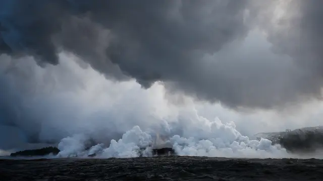 Ketika Lava Pijar Gunung Kilauea Mengalir ke Laut Hawaii