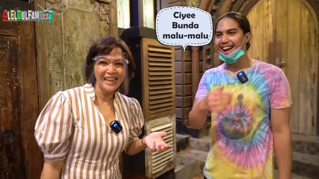 7 Potret Kafe El Rumi, Bergaya Vintage Penuh Hiasan Dari Kayu Jati