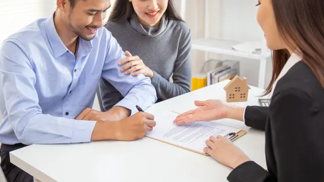 Ilustrasi pasangan muda membeli rumah