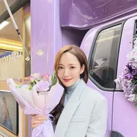 Park Min-young saat memakai jas ini kian menujukkan sisi femininnya. Sambil memegang buket dan tersenyum, Park Min-young sukses bikin penggemarnya kian menyukainya. Penampilan menawan Park Min-young ini disebut netizen layaknya bidadari. (Liputan6.com/IG/@rachel_mypark)