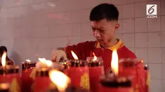 Imlek identik dengan bagi-bagi angpao. Salah satunya terjadi di Vihara Dharma Bhakti, di mana banyak orang mengantre untuk mendapatkannya.
