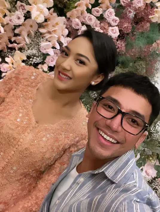 Untuk makeup, perias kondang Bubah Alfian memulaskan riasan sederhana, yang menonjolkan fitur wajah Putri. (Instagram/ @Putri Tanjung)