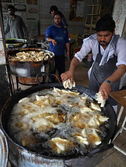 Bagi beberapa orang yang merantau, jalebi membuat mereka rindu akan suasana Ramadhan di kampung halaman. (Aamir QURESHI/AFP)