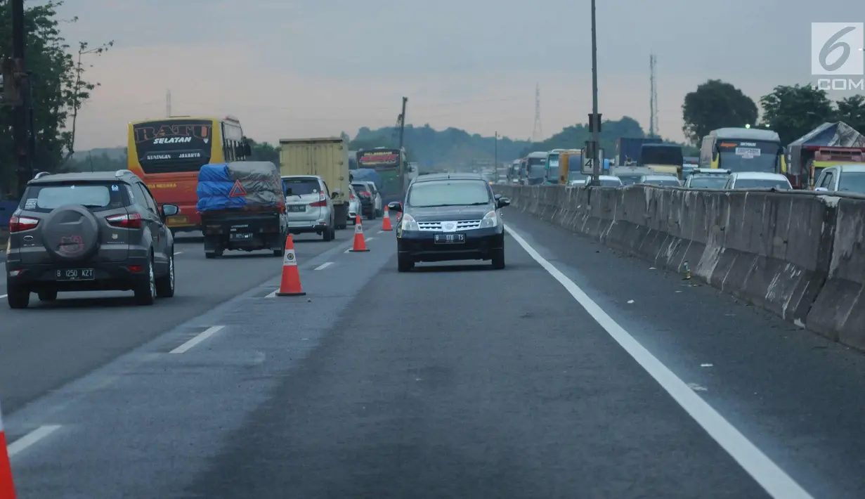 Kendaraan melewati lajur contra flow tol Jakarta-Cikampek, Jumat (22/12). Guna mengurangi kepadatan arus pada libur panjang Natal 2017, petugas menerapkan sistem contra flow mulai dari Cikarang Utama. (Liputan6.com/Helmi Fithriansyah)