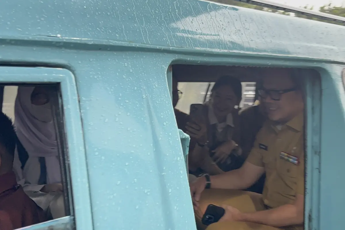 Wakil Menteri Dalam Negeri Bima Arya Sugiarto naik angkutan kota (angkot) 16 jurusan Kampung Melayu-Pasar Minggu (Istimewa)