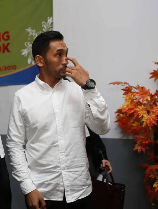 Jaksa Penuntut Umum (JPU) menuntut Restu Sinaga enam bulan menjalani rehabilitasi. Meski ia sependapat dengan tuntutan JPU itu, tapi aktor itu keberatan dengan tempat rehabilitasi yang baru.  (Nurwahyunan/Bintang.com)