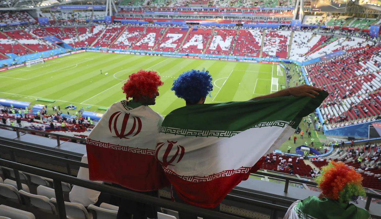 Sepasang suporter Iran memberikan dukungan saat menonton laga grup B Piala Dunia melawan Spanyol di Kazan Arena, Kazan, Rabu (20/6/2018). Iran kalah 0-1 dari Spanyol. (APFrank Augstein)