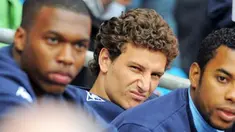 Winger Manchester City, Elano (tengah) duduk di bench bersama Robinho dan Nedum Onouha di laga lawan Fulham yang berlangsung di City of Manchester Stadium, 12 April 2009. AFP PHOTO/ANDREW YATES.