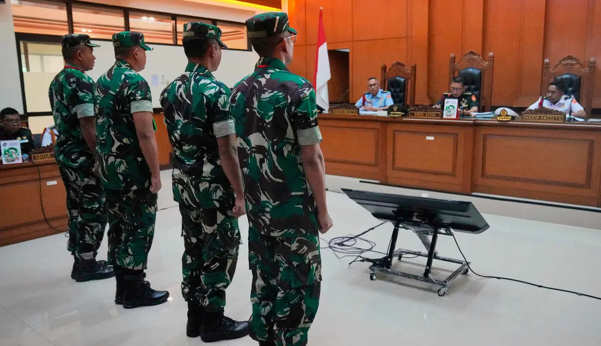 Empat oknum Tentara Nasional Indonesia (TNI), Sami Lakka, Nandala Dwi Prasetya, Budhi Hariyanto Widhi Cahyono, dan Edi Sudarko (kiri ke kanan), terdakwa penyerangan cairan asam terhadap aktivis Hak Asasi Manusia, Andrie Yunus, berdiri tegak saat persidangan mereka di Pengadilan Militer II-08 Jakarta, Rabu 29 April 2026. Sidang perdana kasus penyerangan penyiraman air keras terhadap aktivis Hak Asasi Manusia (HAM) dan Wakil Koordinator KontraS, Andrie Yunus, resmi digelar di Pengadilan Militer II-08 Jakarta, Cakung, Jakarta Timur, pada Rabu 29 April 2026. (AP Photo/Tatan Syuflana)