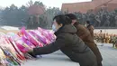 Warga Pyongyang mengunjungi dan menghormati patung mendiang pemimpin mereka Kim Il Sung dan Ketua Kim Jong Il pada Hari Tahun Baru di Pyongyang, Korea Utara, Minggu, 1 Januari 2023. (AP Photo/Cha Song Ho)