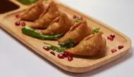 Samosa recipe with tamarind dipping sauce. (Photo: kabir cheema/Unsplash)