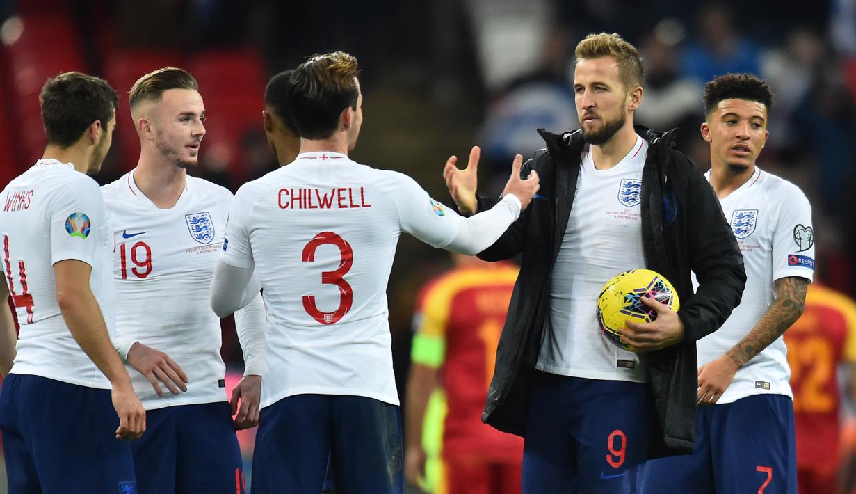 Striker Inggris Harry Kane (kedua kanan) membawa bola merayakan kemenangan bersama rekan-rekannya usai pertandingan melawan Montenegro pada A Kualifikasi Piala Eropa 2020 di Stadion Wembley di London (14/11/2019). Kane mencetak 3 gol dan mengantar Inggris menang telak 7-0. (AFP/Glyn Kirk)