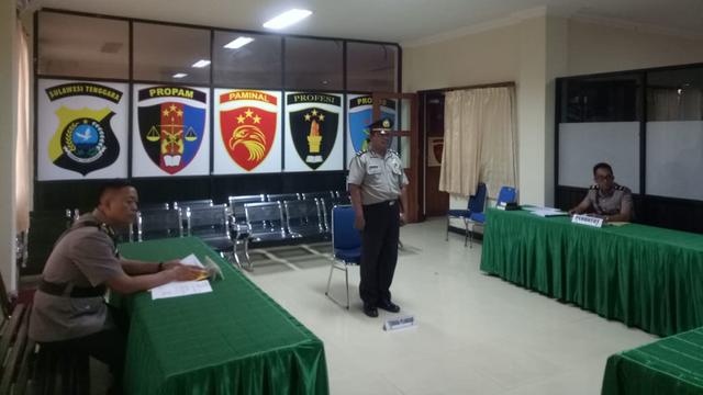 Iptu Triadi Polisi di Polres Kendari yang dipecat karena lalai dari tugas dan pilih jadi tukang ojek.(Liputan6.com/Ahmad Akbar Fua)
