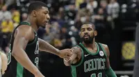 Pemain Boston Celtics, Kyrie Irving (kanan) memberikan selamat kepadan rekannya Marcus Smart usai mencetak poin pada lanjutan NBA basketball game di Bankers Life Fieldhouse, Indianapolis, (25/11/2017). Boston Celtics menang 108-98. (AP/Darron Cummings)
