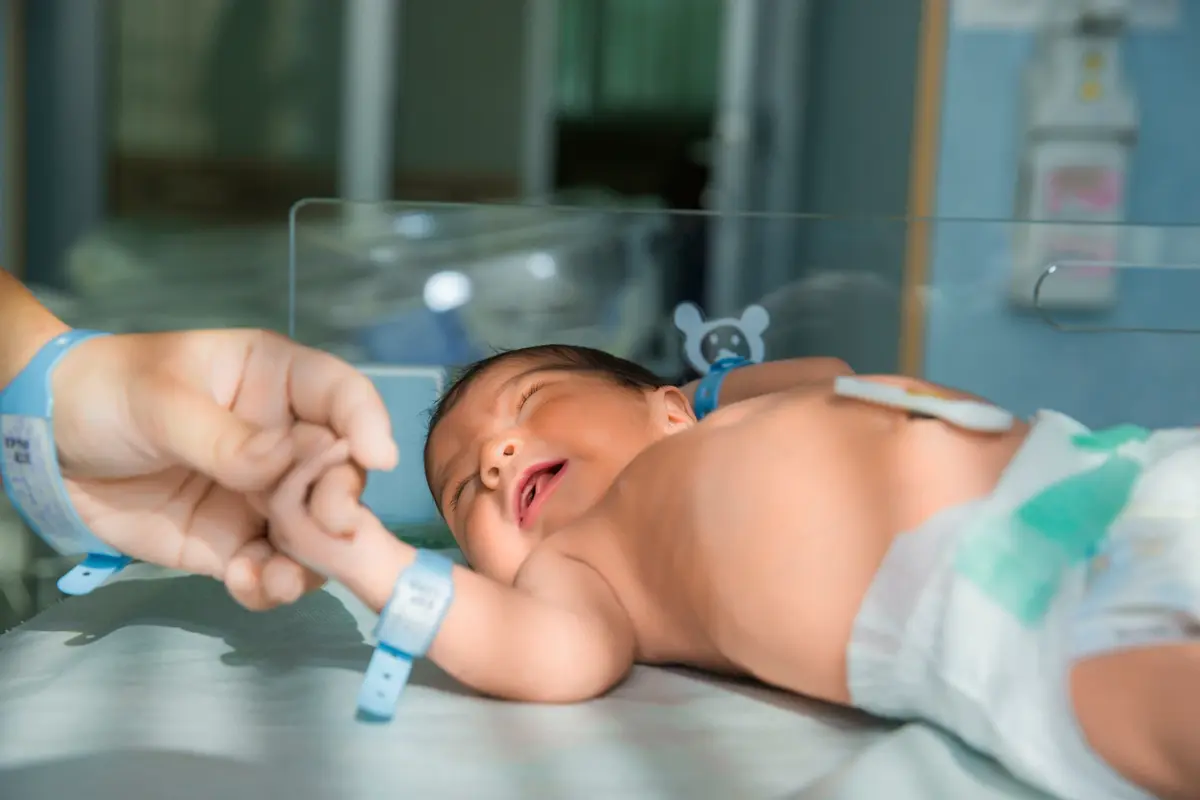 Menunda Penjepitan Tali Pusat Turunkan Risiko Anemia Defisiensi Besi pada Anak