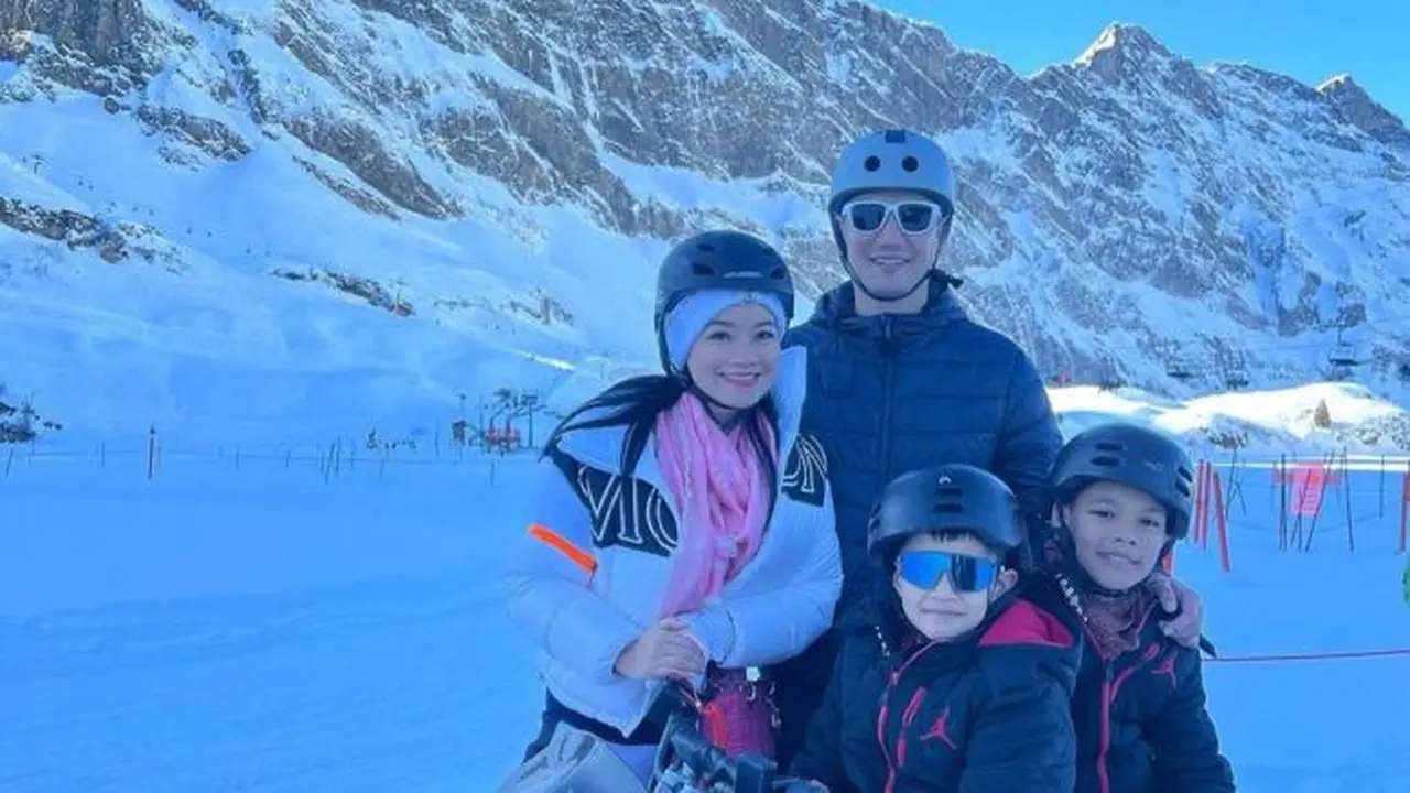 Potret Titi Kamal dan Keluarga Wisata Salju di Switzerland (instagram @titi_kamall).