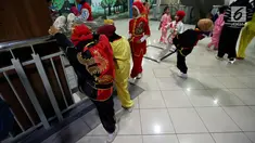 Sejumlah anak melakukan pemanasan sebelum test event "Road to Asian Games 2018" cabang wushu bertitel "1th Indonesia Traditional Wushu Championship 2017" di Sportsmall Kelapa Gading, Jakarta, Jumat (27/10). (Liputan6.com/Johan Tallo)