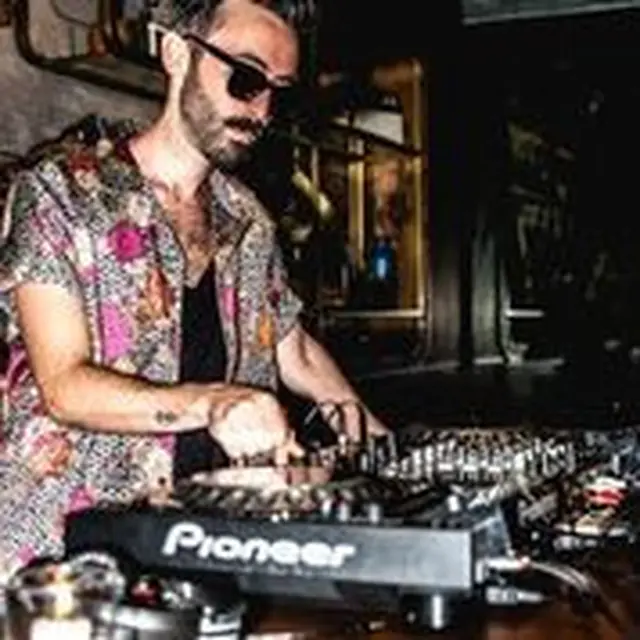 Menikmati Suasana Bali dengan Musik dan Membaca Tarot