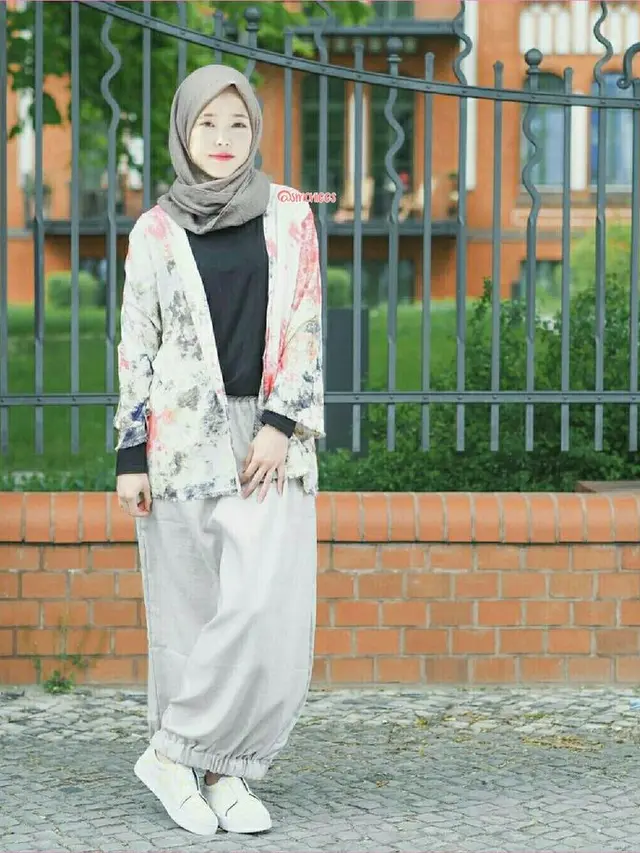 6 Editan Foto IU Pakai Hijab, Netizen: Cocok Dikenalin ke Ortu