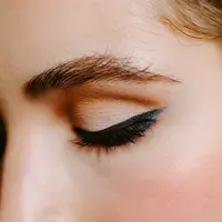 Ilustrasi eyeliner dan mascara yang waterproof. (Foto: Unsplash/Taylor Heery)