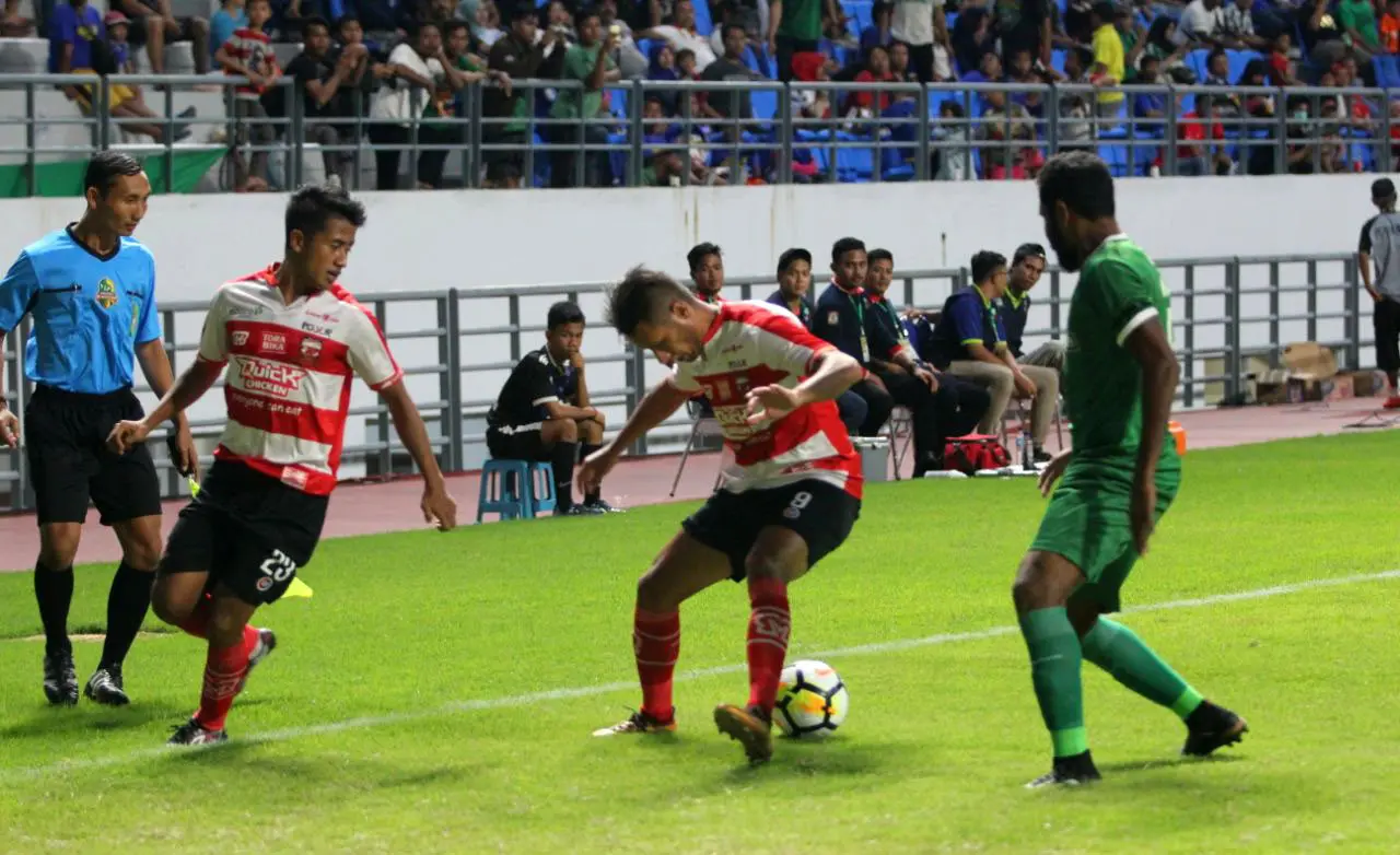 Duel Madura United vs Persebaya di Stadion Batakan, Balikpapan (24/2/2018), dalam Piala Gubernur Kaltim II. (Bola.com/Dok. Madura United)