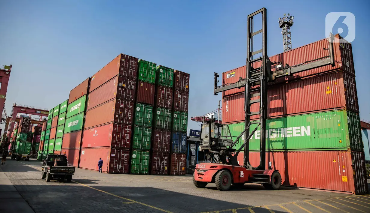 Aktivitas bongkar muat peti kemas di Pelabuhan Tanjung Priok, Jakarta, Kamis (14/4/2022). Ekonom Bank Mandiri Faisal Rachman memperkirakan neraca perdagangan Indonesia akan mencatat surplus sebesar US$2,89 miliar pada Maret 2022. (Liputan6.com/Faizal Fanani)