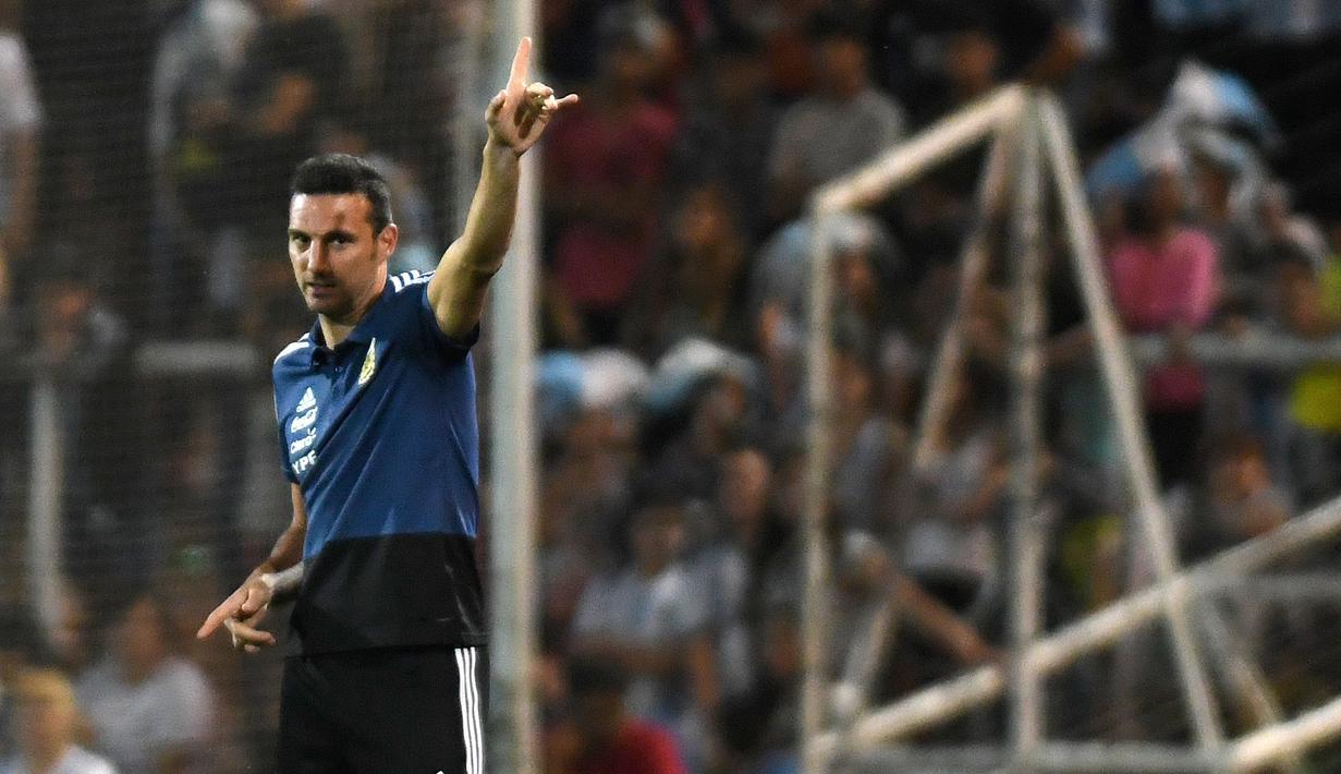 Pelatih timnas Argentina, Lionel Scaloni memimpin pasukannya Meksiko pada laga persahabatan yang berlangsung di stadion Malvinas, Rabu (21/11). Argentina menang 2-0 atas Meksiko (AFP/Andres Larrovere)