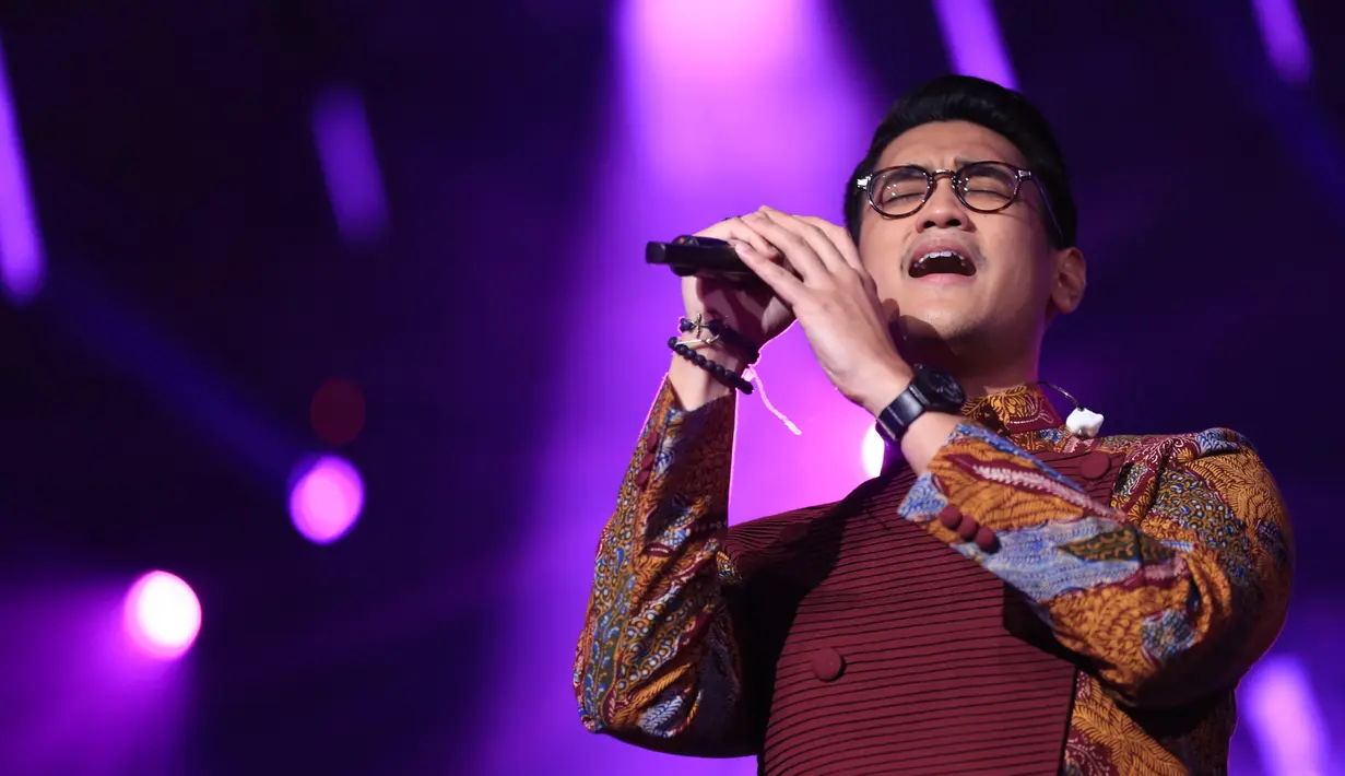 "Saya udah nggak sendiri (jomblo). Secepatnya (nikah). (Calonnya) Ada, Nanti tunggu undangannya yak," tambah Afgan. (Adrian Putra/Bintang.com)