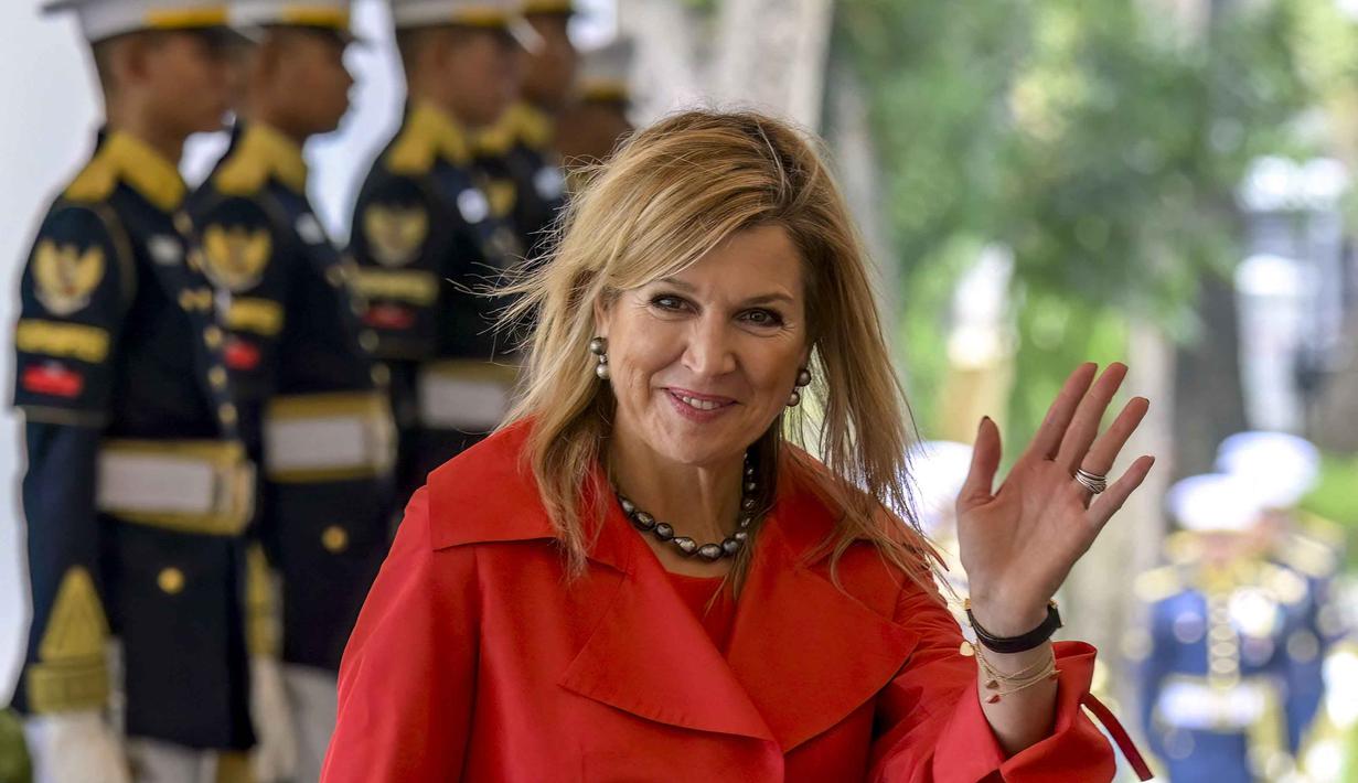 Ratu Maxima dari Belanda, dalam kapasitasnya sebagai Advokat Khusus Sekretaris Jenderal PBB untuk Kesehatan Keuangan (UNSGSA), melambaikan tangan kepada para wartawan di Istana Merdeka, Jakarta, pada Kamis 27 November 2025. (BAY ISMOYO/AFP)