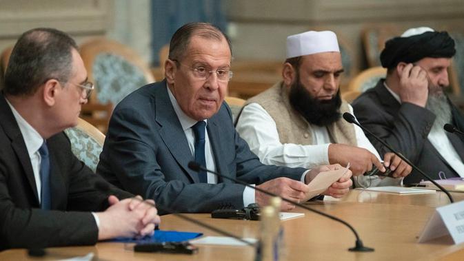Menteri Luar Negeri Rusia Sergey Lavrov (dua dari kanan) menjadi mediator dalam pertemuan antara pejabat Taliban dengan para politikus Afghanistan di Moskow (AP/Pavel Golovkin)
