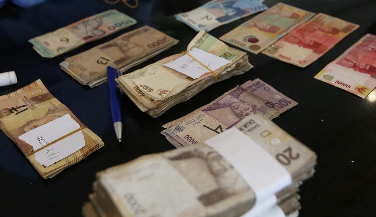 Tumpukan uang kertas rupiah rusak yang akan ditukarkan di Gedung Bank Indonessia, Jakarta (4/4). Adapun syarat penukaran uang rusak adalah minimal 2/3 bagian uang masih utuh dan masih ada nomor seri. (Merdeka.com/Arie Basuki)