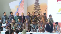 Sejumlah investror menandatangani kerja sama dengan 14 BUMN saat Indonesia Investment Forum 2018 di Nusa Dua, Bali, Kamis (11/10). Kerja sama juga mengumumkan terobosan dan inovasi untuk pembiayaan infrastruktur. (Liputan6.com/Angga Yuniar)